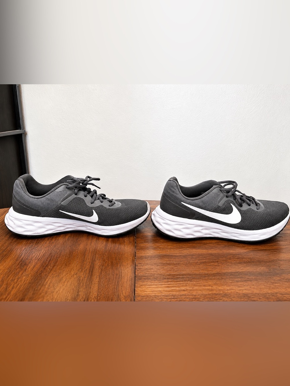 Nike Men’s Black and White Training Sneakers
